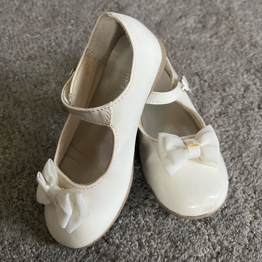 White patent girls Mary Jane dress shoes